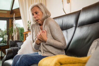 Wie Sie trotz Kälte gesund bleiben - Bei kalter Außentemperatur können sich die Herzkranzgefäße verengen und das Herz muss gegen einen größeren Widerstand anpumpen.