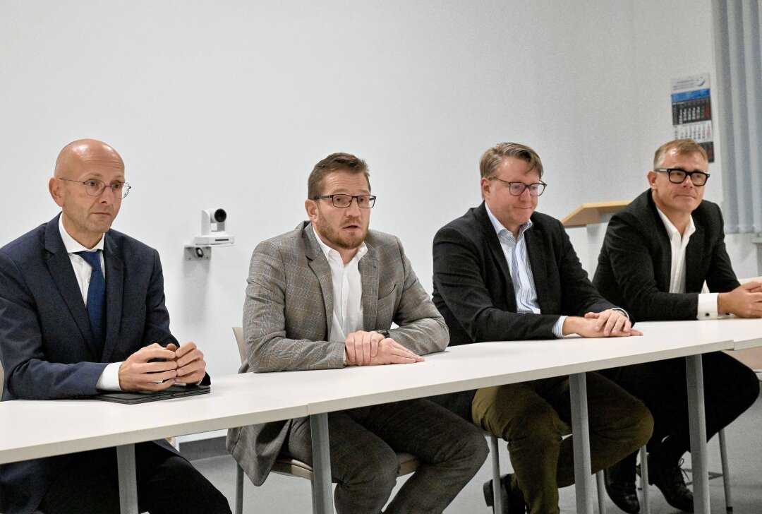 Wie soll das Erzgebirgsklinikum wieder auf gesunde Füße gestellt werden? - Bei der Pressekonferenz (v.li.) Rechtsanwalt Prof. Dr. Lucas F. Flöther von Flöther & Wissing, Klinikum-Geschäftsführer Marcel Koch, Rechtsanwalt Jan Kehbel und Rechtsanwalt Thomas Mulansky. Foto: Ralf Wendland