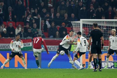 "Wieder das Handproblem": Später Dämpfer für DFB-Auswahl - Die entscheidende Szene in der Nachspielzeit: Das Handspiel von Robin Koch (M.)