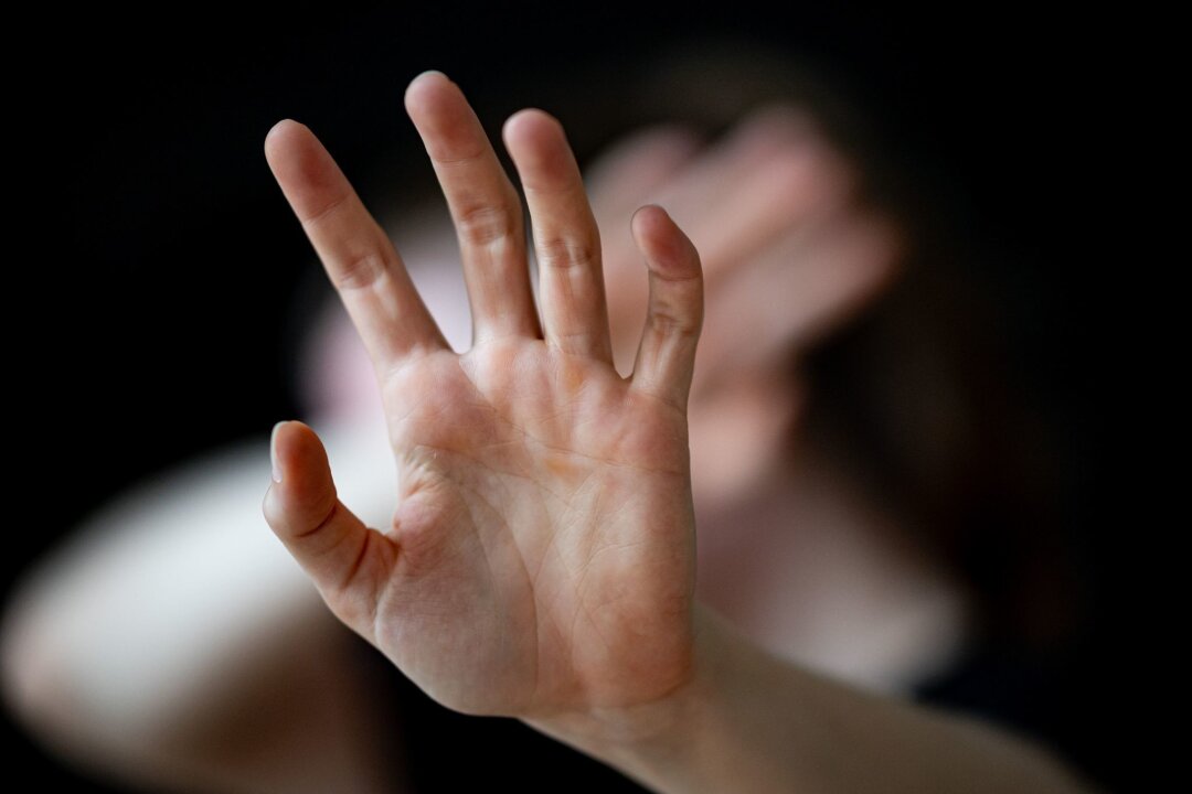 Wieder mehr häusliche Gewalt in Deutschland - Auch im vergangenen Jahr waren bei häuslicher Gewalt 75,6 Prozent der Tatverdächtigen männlich. Mit 79,2 Prozent waren die Opfer von Partnerschaftsgewalt überwiegend Frauen, 20,8 Prozent der Betroffenen waren männlich. (Symbolbild)