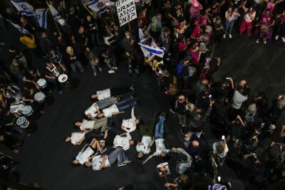 Wieder Proteste für Geisel-Abkommen in Israel - Israelis in Tel Aviv demonstrieren für ein Geisel-Abkommen. 