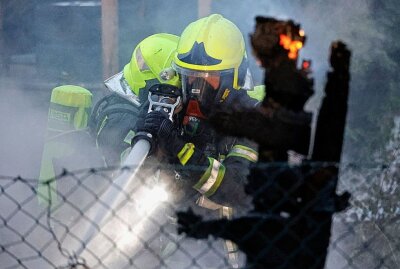 Wiederholte Brandstiftung in Chemnitz: Laube auf Gelände der Gaststätte Taverne zerstört -  Am Harthwald 3 brannte es auf dem Gelände der ehemaligen Gaststätte "Taverne". Foto: haertelpress