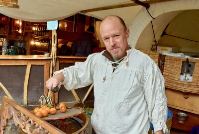 Wikinger-Markt auf Burg Rabenstein: Mittelalterliches Handwerk und Spektakel - Der Wikinger-Markt begeistert so jeden Geschichtsliebhaber. Foto: Steffi Hofmann