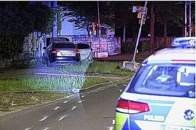 Wilde Verfolgungsjagd in Sachsen endet mit Unfall: A4 kracht gegen Ampel - Der Autofahrer prallte bei seinem Fluchtversuch gegen eine Ampel und einen Lichtmast. Foto: Roland Halkasch