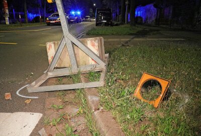 Wilde Verfolgungsjagd in Sachsen endet mit Unfall: A4 kracht gegen Ampel - Der Autofahrer prallte bei seinem Fluchtversuch gegen eine Ampel und einen Lichtmast. Foto: Roland Halkasch