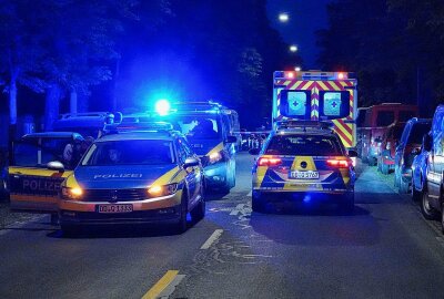 Wilde Verfolgungsjagd in Sachsen endet mit Unfall: A4 kracht gegen Ampel - Die Polizei hat den Mann festgenommen und die Berufsfeuerwehr (Wache Striesen) nahm die ausgetretenen Betriebsstoffe auf und klemmte die Autobatterie ab. Foto: Roland Halkasch