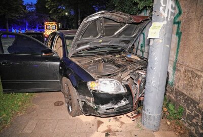 Wilde Verfolgungsjagd in Sachsen endet mit Unfall: A4 kracht gegen Ampel - Der Audifahrer prallte gegen eine Ampel und einen Lichtmast. Foto: Roland Halkasch