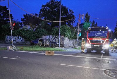 Wilde Verfolgungsjagd in Sachsen endet mit Unfall: A4 kracht gegen Ampel - Wegen einer Kontrolle an der Stadtgrenze zwischen Dresden und Radebeul, versucht der Autofahrer zu fliehen und verursacht einen Unfall. Foto: Roland Halkasch