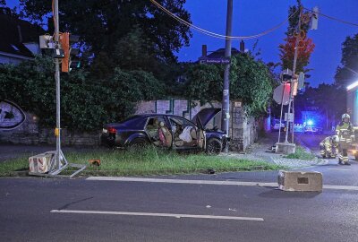 Wilde Verfolgungsjagd in Sachsen endet mit Unfall: A4 kracht gegen Ampel - Wegen einer Kontrolle an der Stadtgrenze zwischen Dresden und Radebeul, versucht der Autofahrer zu fliehen und verursacht einen Unfall. Foto: Roland Halkasch