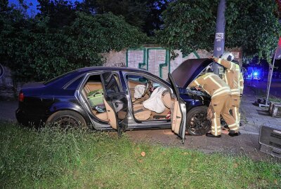 Wilde Verfolgungsjagd in Sachsen endet mit Unfall: A4 kracht gegen Ampel - Die Berufsfeuerwehr (Wache Striesen) nimmt die ausgetretenen Betriebsstoffe auf und klemmt die Autobatterie ab. Foto: Roland Halkasch