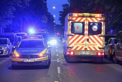 Wilde Verfolgungsjagd in Sachsen endet mit Unfall: A4 kracht gegen Ampel - Polizei und Rettungsdienst waren vor Ort. Foto: Roland Halkasch