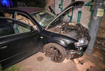 Wilde Verfolgungsjagd in Sachsen endet mit Unfall: A4 kracht gegen Ampel - Der Audifahrer verursachte nicht nur große Schäden an der Ampel, sondern auch an seinem Auto. Foto: Roland Halkasch