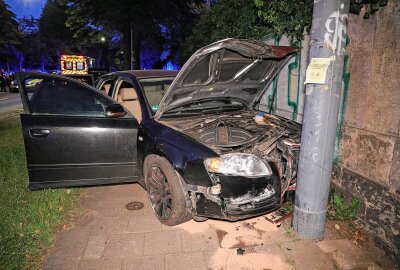 Wilde Verfolgungsjagd in Sachsen endet mit Unfall: A4 kracht gegen Ampel - Der Audifahrer verursachte nicht nur große Schäden an der Ampel, sondern auch an seinem Auto. Foto: Roland Halkasch