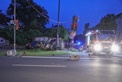 Wilde Verfolgungsjagd in Sachsen endet mit Unfall: A4 kracht gegen Ampel - Polizei und Rettungsdienst waren vor Ort. Foto: Roland Halkasch