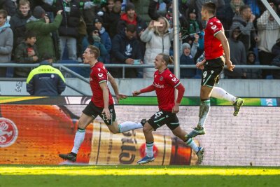 Will keiner nach oben? Spannung durch Inkonstanz - Entscheidung für Hannover 96: Elfmeter-Torschütze Marcel Halstenberg (l)