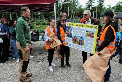 Willkommen im Inkaland: Feierliche Eröffnung in Limbach-Oberfrohna - Klaus Eulenberger (2.v.re.) und der Förderverein möchten mit der Tafel die Besucher animieren, sich näher mit der Geschichte der Inka auseinanderzusetzen. Foto: A.Büchner