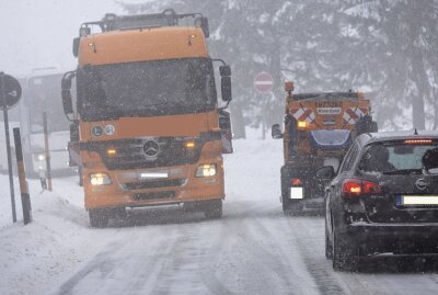 Winter gibt noch nicht auf: Intensive Schneefälle lassen LKW-Fahrer verzweifeln -  Viele LKW bleiben an Steigungen hängen und kommen nicht mehr voran. Foto: Bernd März