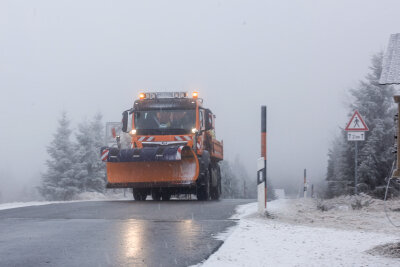 Winterauftakt im Erzgebirge: Schnee auf Fichtelberg und Winterdienst im Einsatz - Am Fichtelberg hat es erstmals in diesem Herbst geschneit.