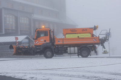 Winterauftakt im Erzgebirge: Schnee auf Fichtelberg und Winterdienst im Einsatz - Bei dichtem Nebel gab es das volle Novemberfeeling. Auf dem Fichtelberg gab es mit - 1 °C Frost.