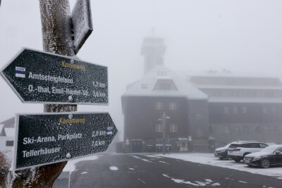 Winterauftakt im Erzgebirge: Schnee auf Fichtelberg und Winterdienst im Einsatz - Am Fichtelberg hat es erstmals in diesem Herbst geschneit.