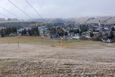 Winterauftakt im Erzgebirge: Schnee auf Fichtelberg und Winterdienst im Einsatz - Auch der Eiskratzer kam für einige Autofahrerinnen und -fahrer das erste Mal zum Einsatz. 