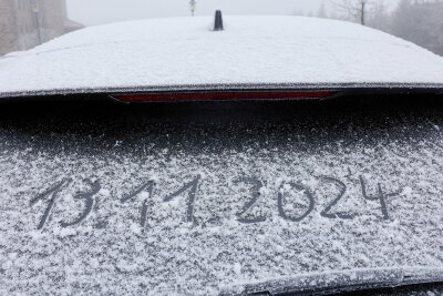 Winterauftakt im Erzgebirge: Schnee auf Fichtelberg und Winterdienst im Einsatz -  Ab einer Höhe von etwa 650 Metern ist die Gegend im Erzgebirge "leicht angezuckert", sagte Meteorologe Florian Engelmann vom Deutschen Wetterdienst.