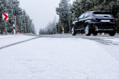 Winterauftakt im Erzgebirge: Schnee auf Fichtelberg und Winterdienst im Einsatz -  Ab einer Höhe von etwa 650 Metern ist die Gegend im Erzgebirge "leicht angezuckert", sagte Meteorologe Florian Engelmann vom Deutschen Wetterdienst.