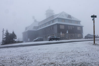 Winterauftakt im Erzgebirge: Schnee auf Fichtelberg und Winterdienst im Einsatz - Für die kommenden Tage wird aber wieder milderes Wetter mit Plusgraden erwartet.