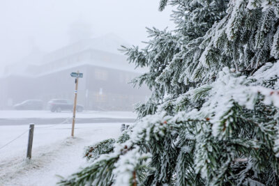 Winterauftakt im Erzgebirge: Schnee auf Fichtelberg und Winterdienst im Einsatz - Der erste Schnee der Saison ist am Mittwochvormittag in den östlichen Mittelgebirgen gefallen. Vor allem im Erzgebirge gab es einen ersten Vorgeschmack auf dem Winter.