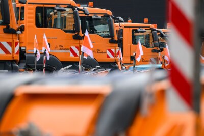 Winterdienst auf sächsischen Autobahnen einsatzbereit - Die 72 Fahrzeuge für den Winterdienst auf sächsischen Autobahnen sind einsatzbereit.