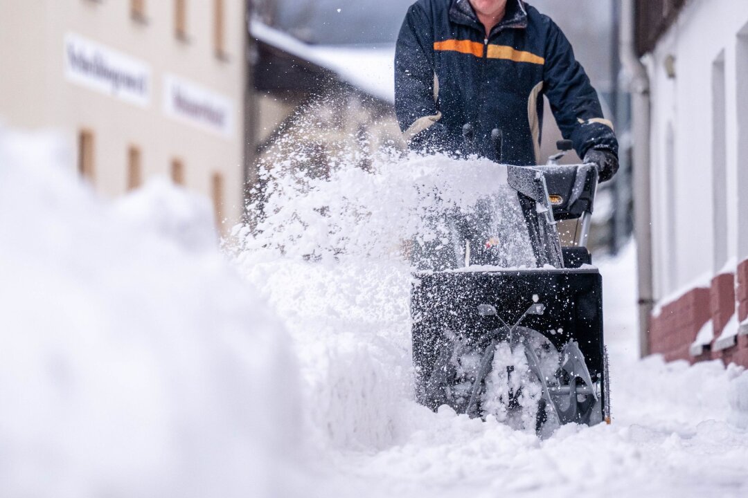 Winterdienst: Was Mieter und Eigentümer wissen müssen - Wer für Winterdienste wie Räumen, Streuen oder das Eiszapfenbeseitigen Dienstleister beauftragt, kann die Kosten dafür regelmäßig als haushaltsnahe Dienstleistung von der Steuer absetzen.