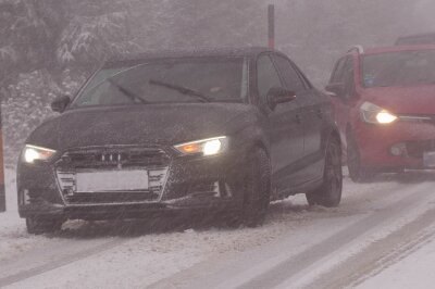 Wintereinbruch im Erzgebirge: Dichter Schneefall sorgt für glatte Straßen - Winterreifen dringend empfohlen: Wintereinbruch im Erzgebirge sorgt für rutschige Straßen