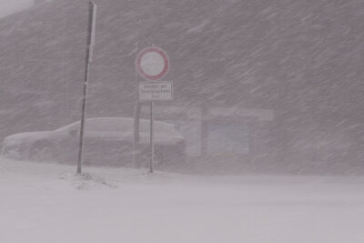 Wintereinbruch im Erzgebirge. Dichter Schneefall.