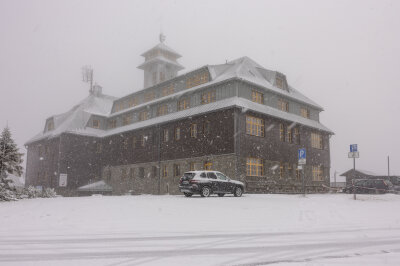 Wintereinbruch im Erzgebirge. Mehrere Zentimeter Neuschnee auf dem Fichtelberg.