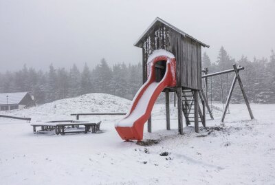 Wintereinbruch nach Frühlingswetter: Neuschnee auf dem Fichtelberg - Schneefall auf dem Fichtelberg. Foto: Bernd März