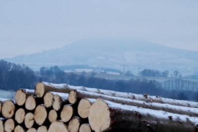 Wintereinbruch sorgt in Sachsen für glatte Straßen - Der Fichtelberg im Erzgebirge ist von Nebel umhüllt. In Sachsen gab es verbreitet glatte Straßen. (Archivbild)