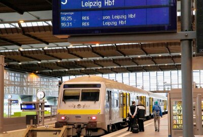 Winterferien sind Reisezeit: Polizei warnt vor Taschen- und Trickdieben - Die RE 6 fährt zwischen Chemnitz und Leipzig. Symbolbild. Foto: Harry Härtel/ Härtelpress