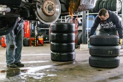 Winterreifen: Welche Regelungen gelten in Europa? - Der Reifenwechsel vor dem Winterurlaub: In vielen Ländern ein Muss für sichere Fahrten.