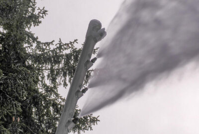 Winterstimmung im Erzgebirge: Erste Schneekanonen laufen am Fichtelberg auf Hochtouren - Wasser marsch! Der Winter und die eisigen Temperaturen lassen auf eine gute Skisaison hoffen. Foto: Bernd März