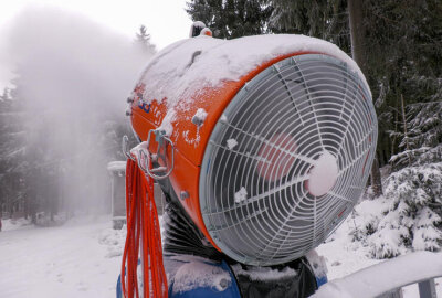 Winterstimmung im Erzgebirge: Erste Schneekanonen laufen am Fichtelberg auf Hochtouren - Am Skigebiet in Oberwiesenthal wurden bei - 3 °C die Schneekanonen in Betrieb genommen. Foto: Bernd März