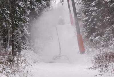 Winterstimmung im Erzgebirge: Erste Schneekanonen laufen am Fichtelberg auf Hochtouren - Wasser marsch! Der Winter und die eisigen Temperaturen lassen auf eine gute Skisaison hoffen. Foto: Bernd März