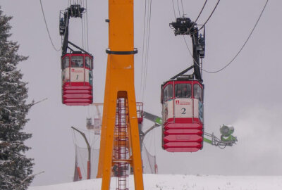 Winterstimmung im Erzgebirge: Erste Schneekanonen laufen am Fichtelberg auf Hochtouren - Rene Lötzsch - Geschäftsführer der FSB ist optimistisch eine erste gute Schneedecke hinzubekommen. Foto: Bernd März