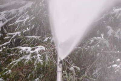 Winterstimmung im Erzgebirge: Erste Schneekanonen laufen am Fichtelberg auf Hochtouren - Rene Lötzsch - Geschäftsführer der FSB ist optimistisch eine erste gute Schneedecke hinzubekommen. Foto: Bernd März