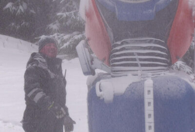 Winterstimmung im Erzgebirge: Erste Schneekanonen laufen am Fichtelberg auf Hochtouren - Rene Lötzsch - Geschäftsführer der FSB ist optimistisch eine erste gute Schneedecke hinzubekommen. Foto: Bernd März