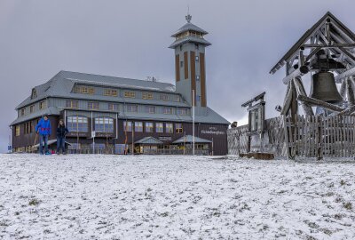 Wintervorboten auf dem Fichtelberg: Dauerfrost, Schnee und Eis - Auf dem Fichtelberg hat es geschneit. Foto: Bernd März