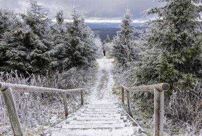 Wintervorboten auf dem Fichtelberg: Dauerfrost, Schnee und Eis - Der Fichtelberg in weiß. Foto: Bernd März