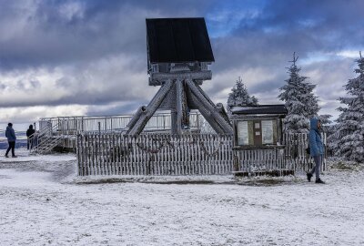 Wintervorboten auf dem Fichtelberg: Dauerfrost, Schnee und Eis - Der Fichtelberg in weiß. Foto: Bernd März