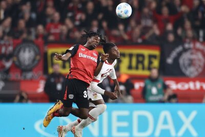 "Wir sind schon enttäuscht": Torloses Topspiel ärgert Xhaka - Jeremie Frimpong (l) machte ein starkes Spiel für Bayer Leverkusen.