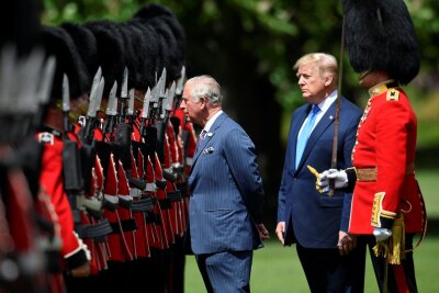 Wird König Charles zur britischen Trump(f)-Karte? - Wen König Charles (l.) trifft, entscheidet die britische Regierung. (Archivbild)