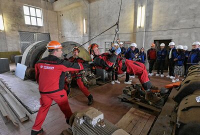 Wismut-Schacht 371: Rundgang und Einblicke in die Sanierungsarbeiten - Die Grubenwehr hat eine Abseilübung im Maschinenhaus gezeigt. Foto: Ralf Wendland